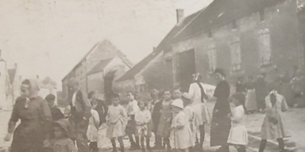 Rue principale de Nangeville au debut des annees 1920) (Source : Benoit Lefebvre)