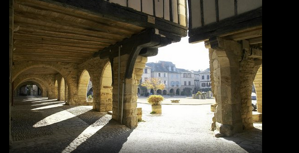 Place des arcades de Sauveterre de Rouergue (Source Trip Advisor)